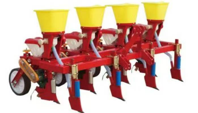 トラクターに取り付けられたトウモロコシシーダー